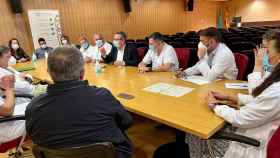 Reunión de los sindicatos del Hospital Marina Baixa con varios alcaldes de la comarca.