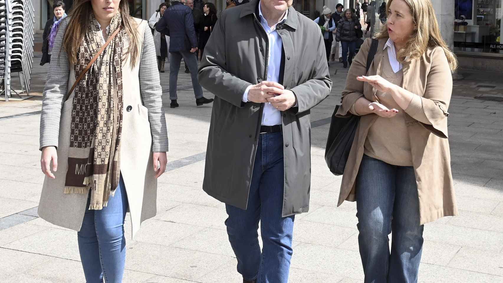 El presidente de la Junta, Alfonso Fernández Mañueco, y la candidata del PP a la Alcaldía de Burgos, este viernes.