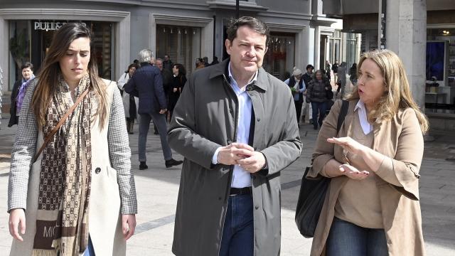 El presidente de la Junta, Alfonso Fernández Mañueco, y la candidata del PP a la Alcaldía de Burgos, este viernes.