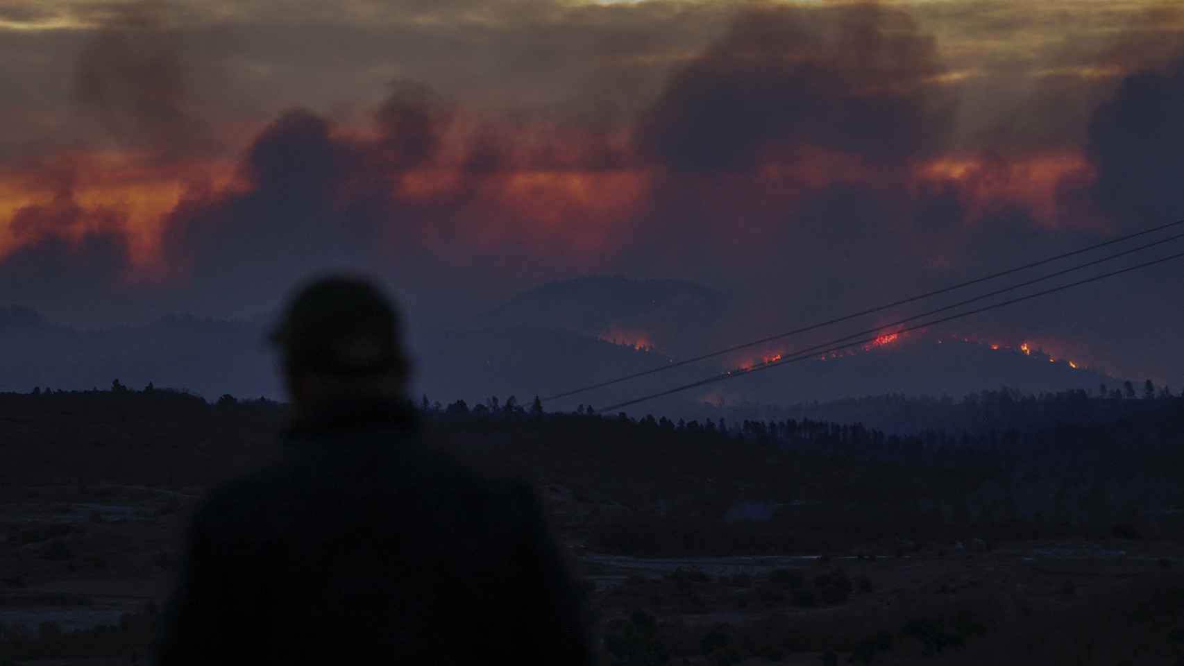 Vista general del incendio forestal declarado en el término municipal de Villanueva de Viver.