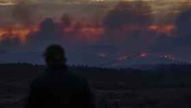 Vista general del incendio declarado en Villanueva de Viver. / Foto: Manuel Bruque