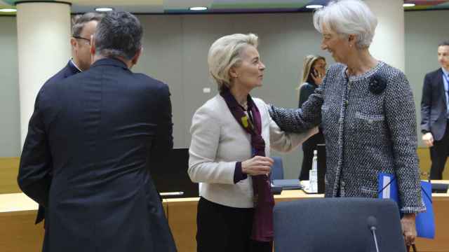 Christine Lagarde saluda a Ursula von der Leyen durante la Cumbre del Euro celebrada este viernes en Bruselas