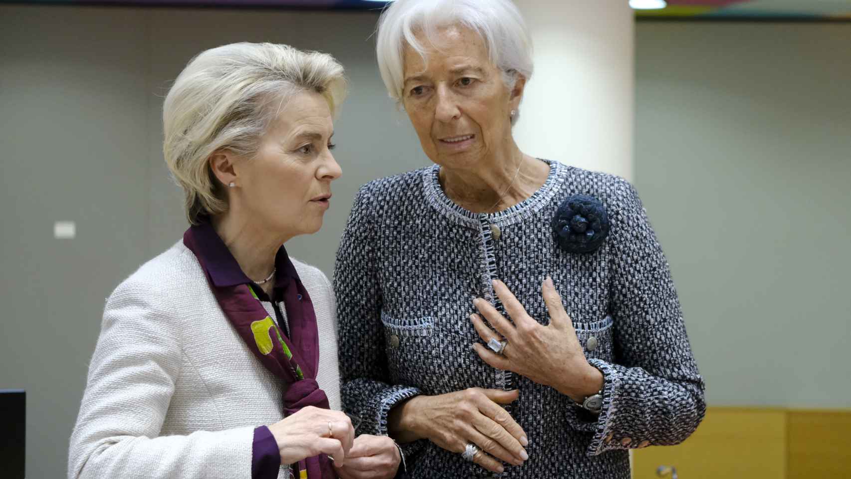 La presidenta del BCE, Christine Lagarde, conversa con Ursula von der Leyen durante la Cumbre del Euro de este viernes