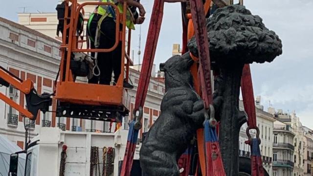 El último viaje del Oso y el Madroño por la Puerta del Sol