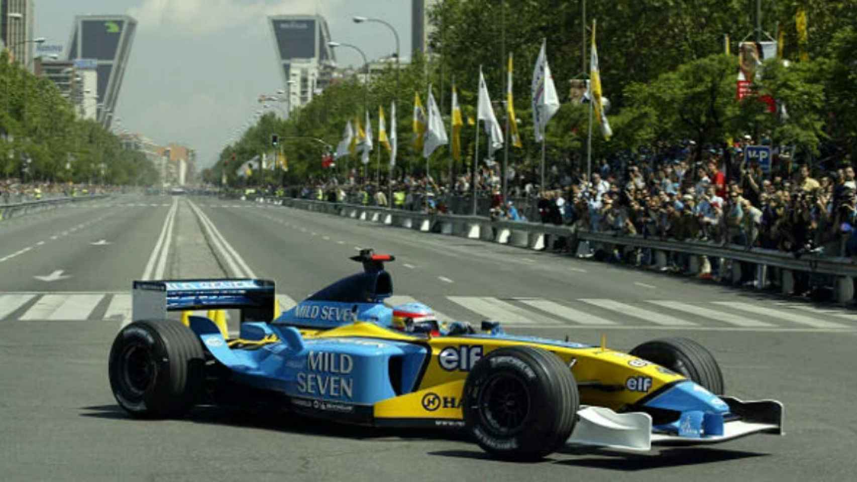 Fernando Alonso a bordo del Renault con el que ganó dos campeonatos de F1, en una exhibición en el Paseo de la Castellana de Madrid.