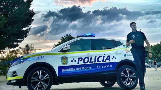 Vehículo y agente de la Policía Local de Boadilla del Monte.