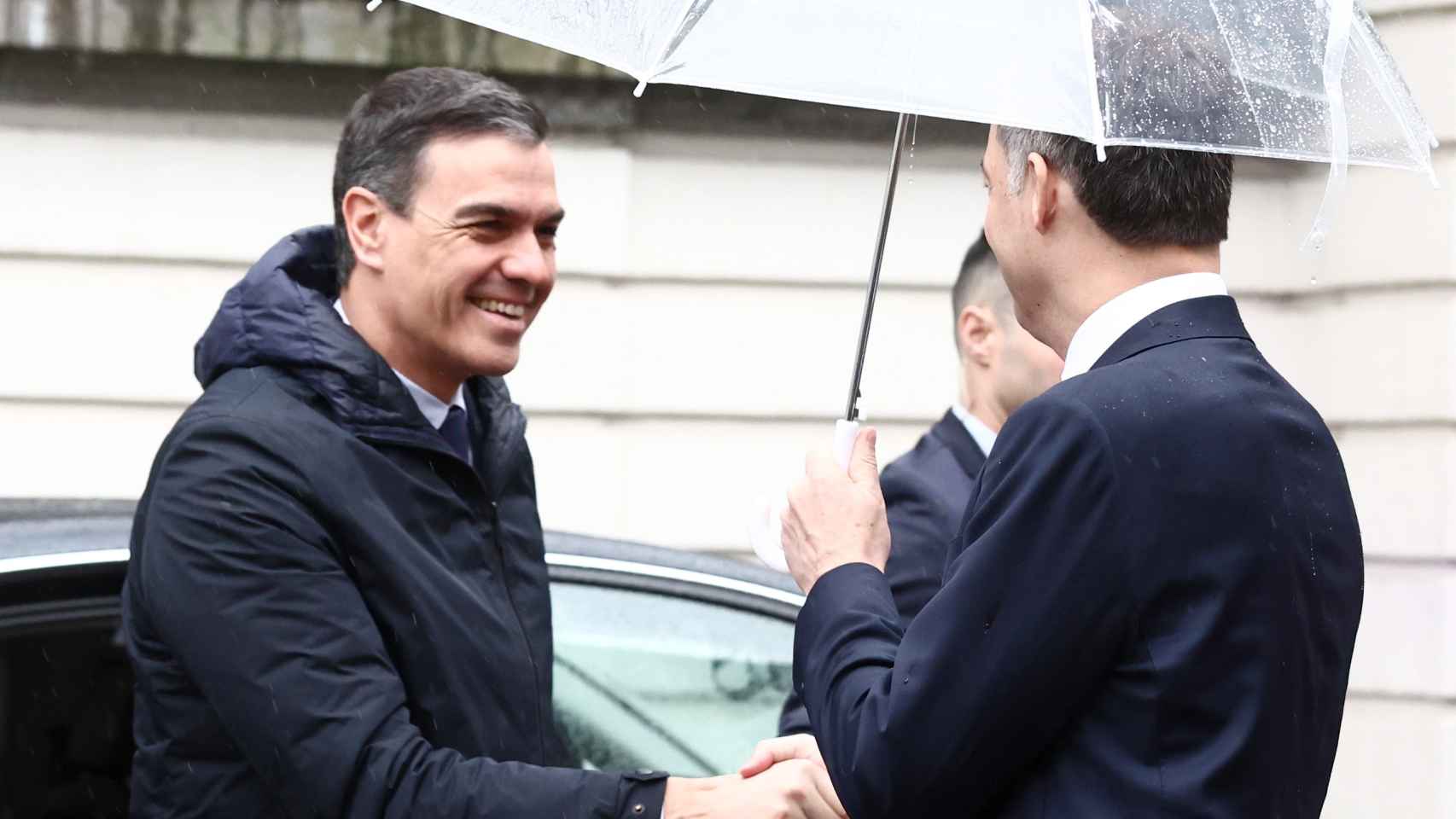 Pedro Sánchez, presidente del Gobierno, recibido por el primer ministro belga, Alexander de Croo, en Bruselas.