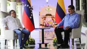 Presidente de Venezuela, Nicolás Maduro (i) junto al presidente de Colombia Gustavo Petro en Caracas.