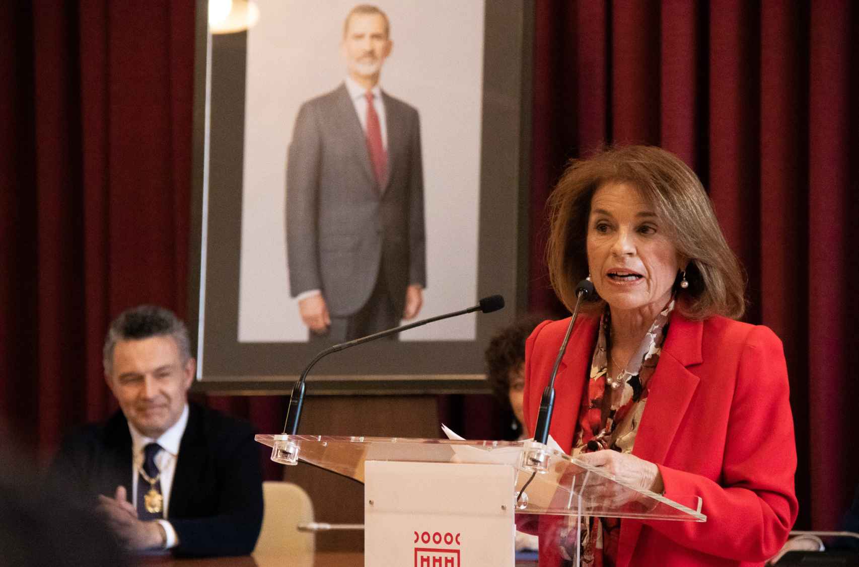 La exalcaldesa de Madrid, Ana Botella, rinde homenaje a Pedro J. Ramírez durante la entrega de la Medalla de Oro de la Ciudad de Logroño en el ayuntamiento de la capital riojana