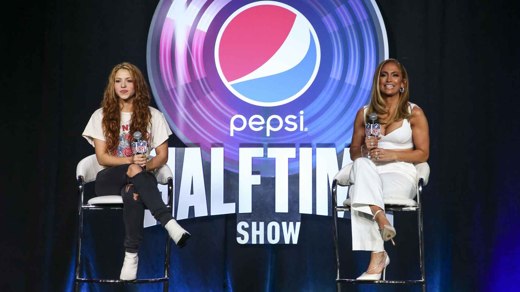 Shakira y Jennifer López en la conferencia de prensa Pepsi Super Bowl LIV Halftime Show Talent, en enero de 2020.