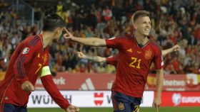 Dani Olmo y Álvaro Morato celebran un gol de España contra Noruega.