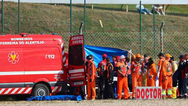 Pol Espargaró, evacuado en ambulancia tras su accidente en el GP de Portugal