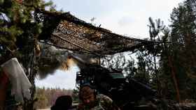 Un soldado ucraniano dispara artillería en el frente