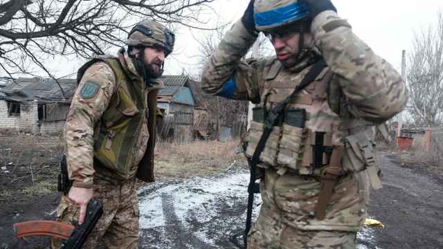 Soldados del Ejército de Voluntarios de Ucrania realizando una patrulla en el Dombás.