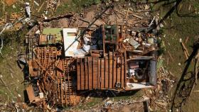 Al menos 26 personas han muerto y decenas han resultado heridas después de que un tornado causara importantes daños en los estados de Misisipi y Alabama.