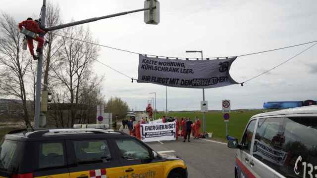 Protesta del grupo medioambiental BlockGas en el aeropuerto de Viena