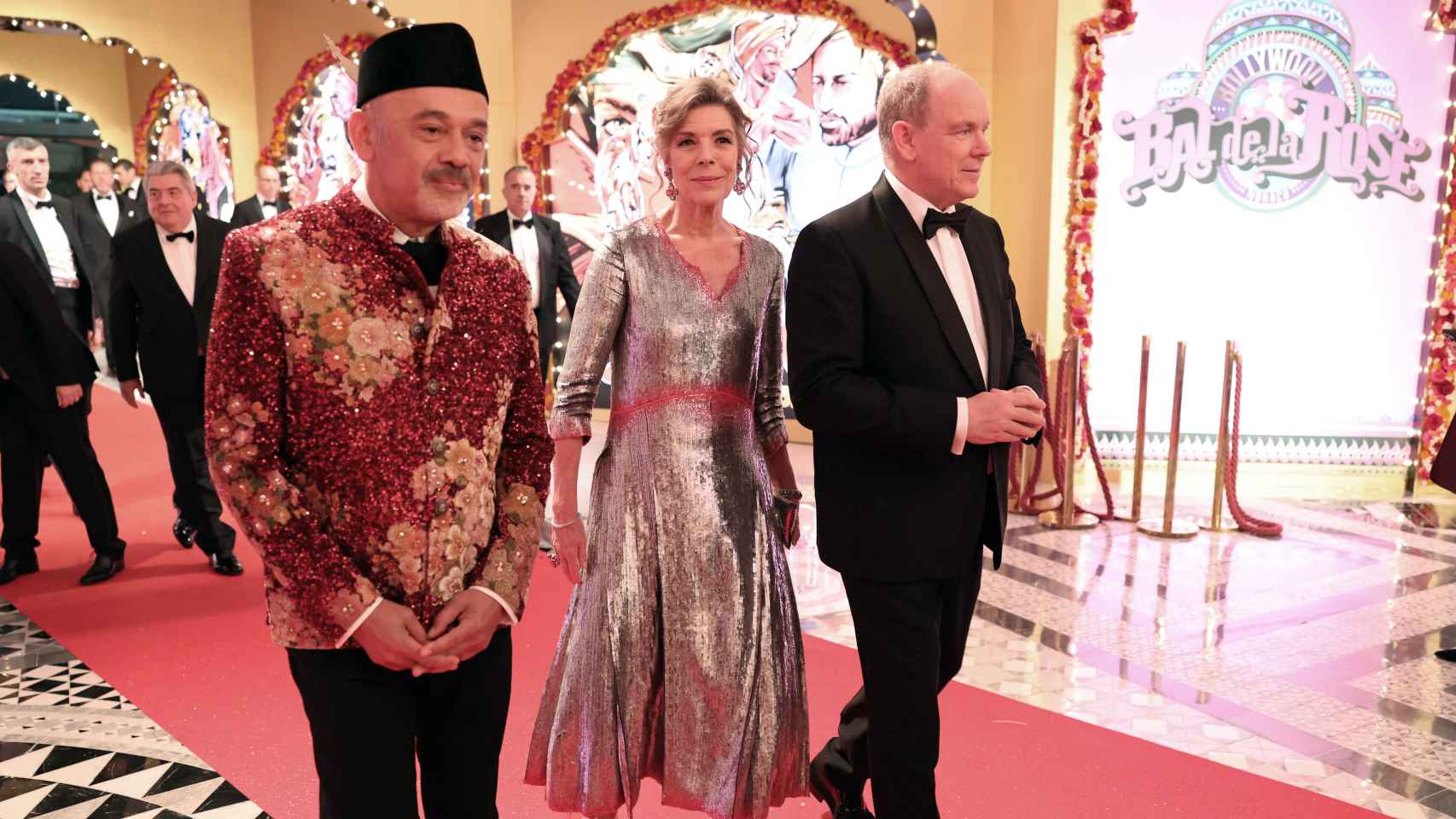 El diseñador Christian Louboutin junto al príncipe Alberto y la princesa Carolina.