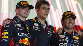 Los pilotos de Red Bull, Max Verstappen y 'Checo' Pérez, en el podio del GP de Arabia Saudí de la F1 2023