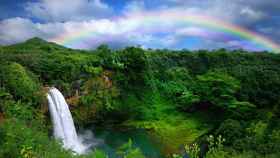 Cascada con arco iris en Kauai (Hawái, Estados Unidos).