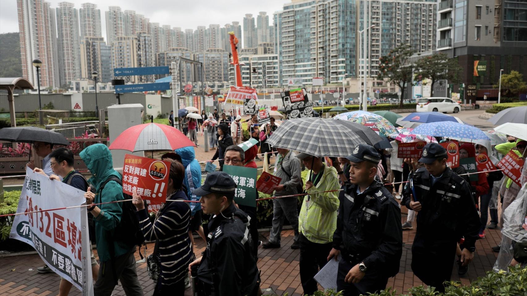 Tanta policía como manifestantes: Hong Kong vuelve a protestar en la calle  3 años después