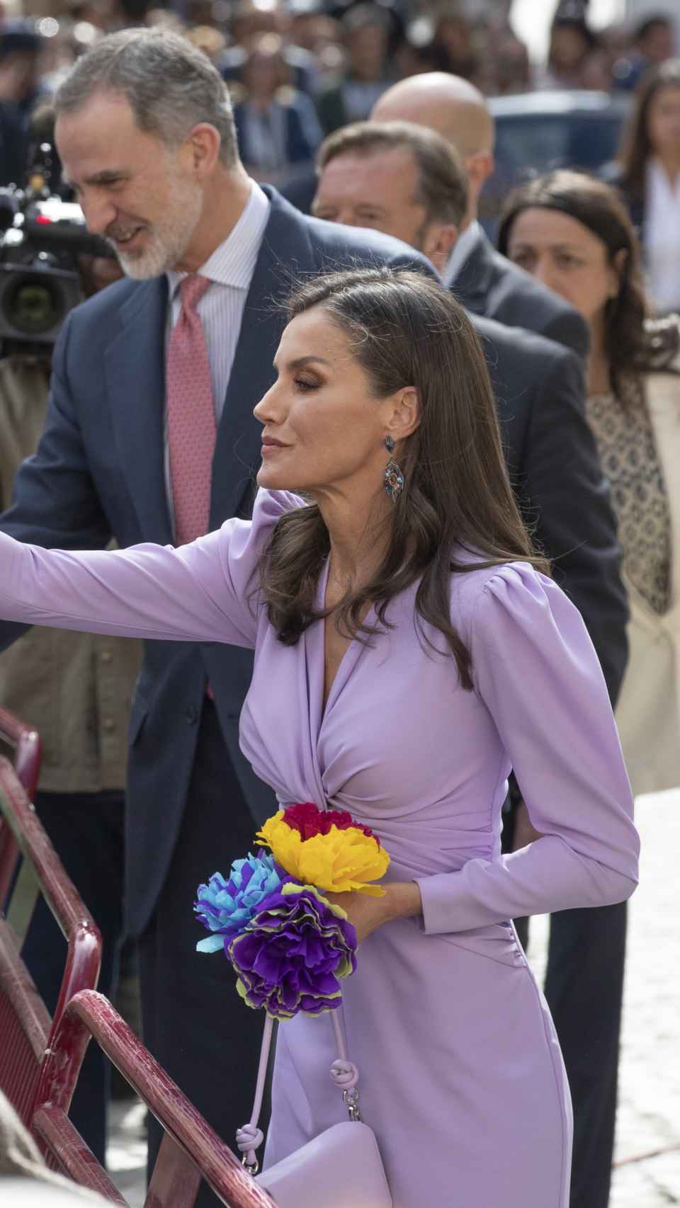El vestido malva y los pendientes multicolor que ha lucido la Reina.