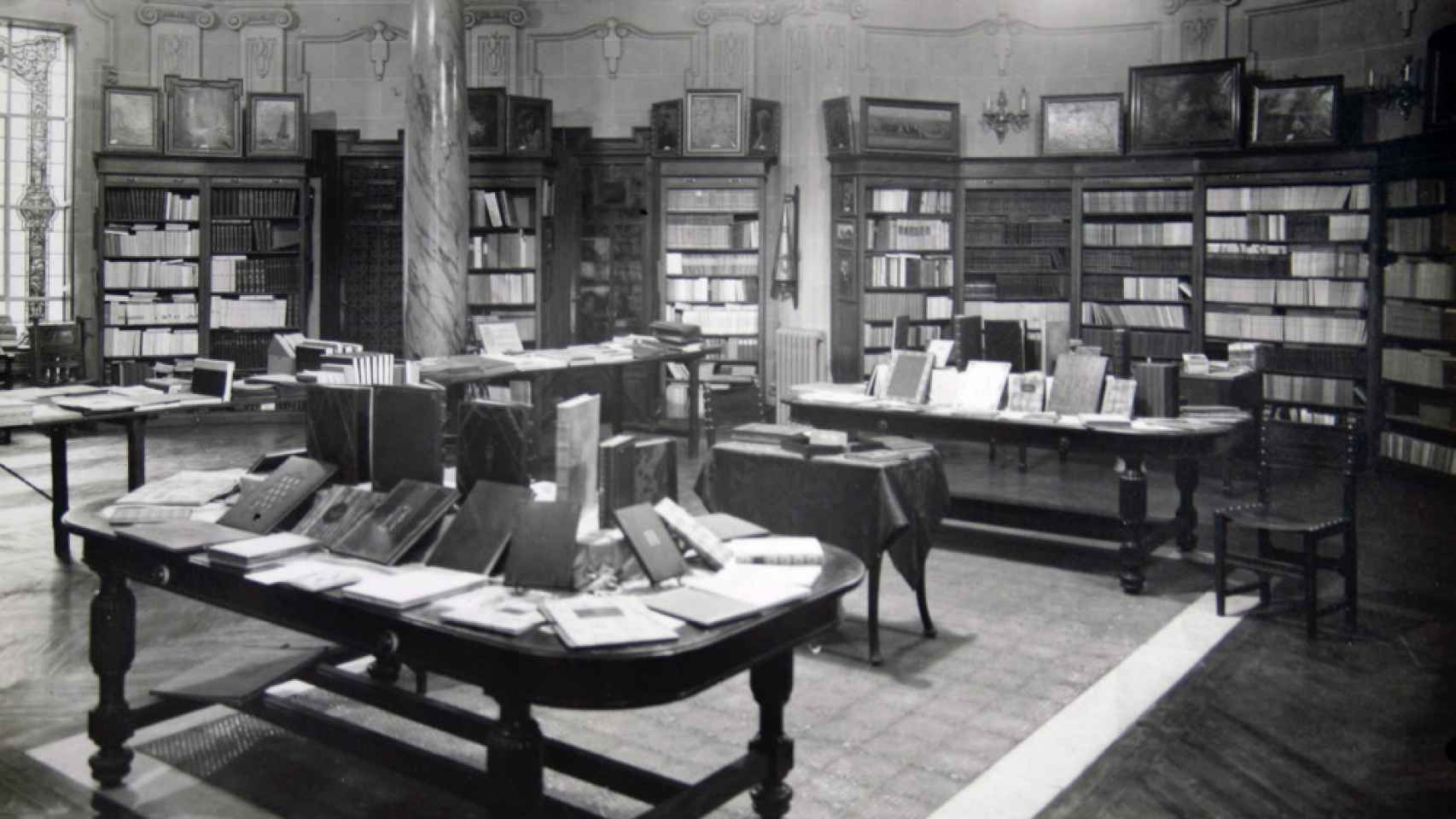 Interior de la librería Casa del Libro en Gran Vía, 29. Año 1923