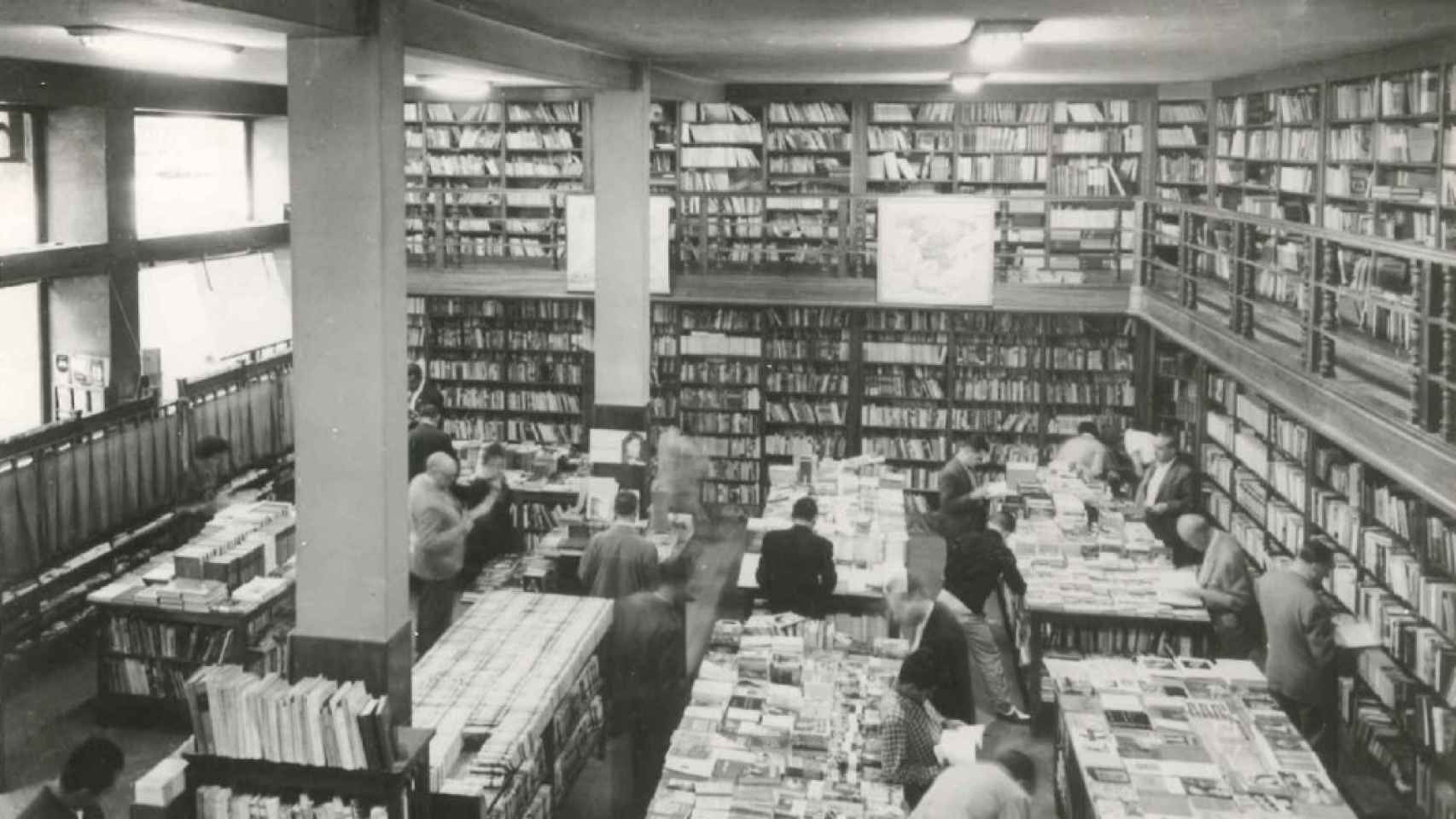 Interior de la librería Casa del Libro en Gran Vía, 29. Año 1960