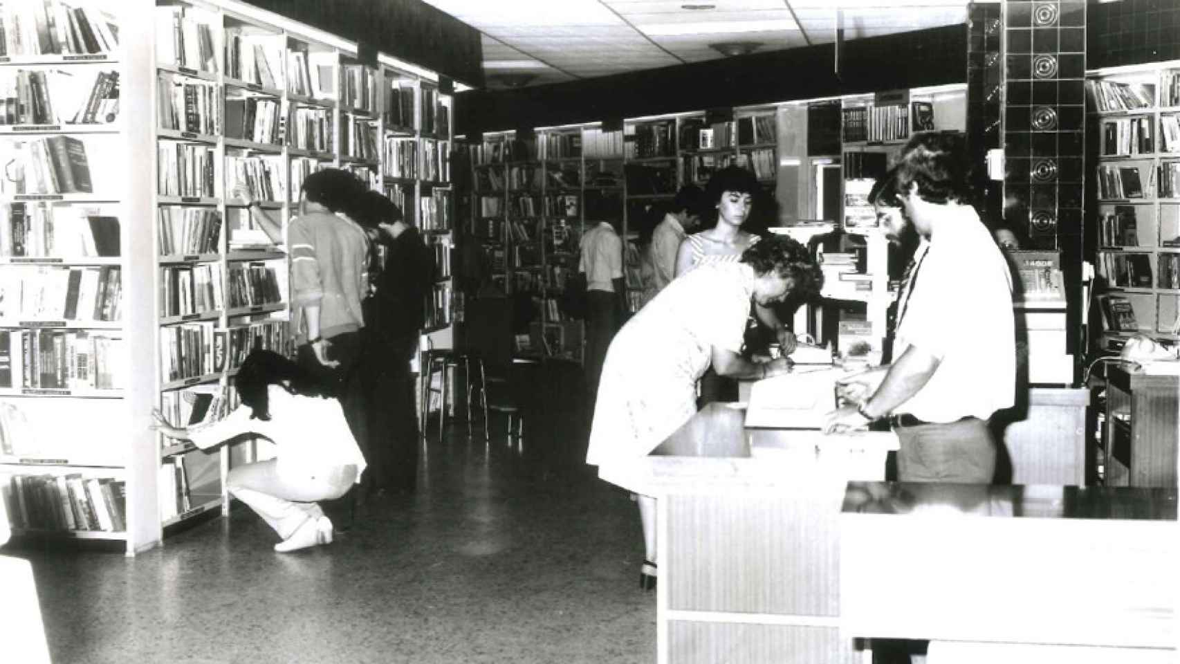 Interior de la librería Casa del Libro en Gran Vía, 29. Año 1970