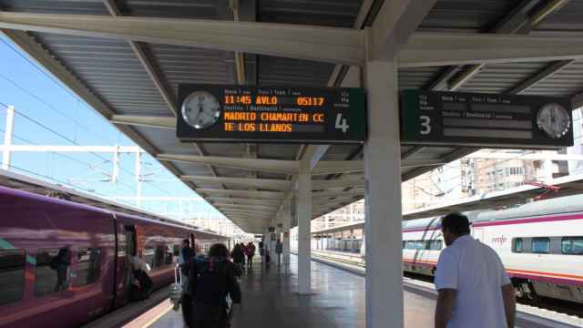 Embarque de pasajeros en el primer tren Avlo Alicante-Madtid.
