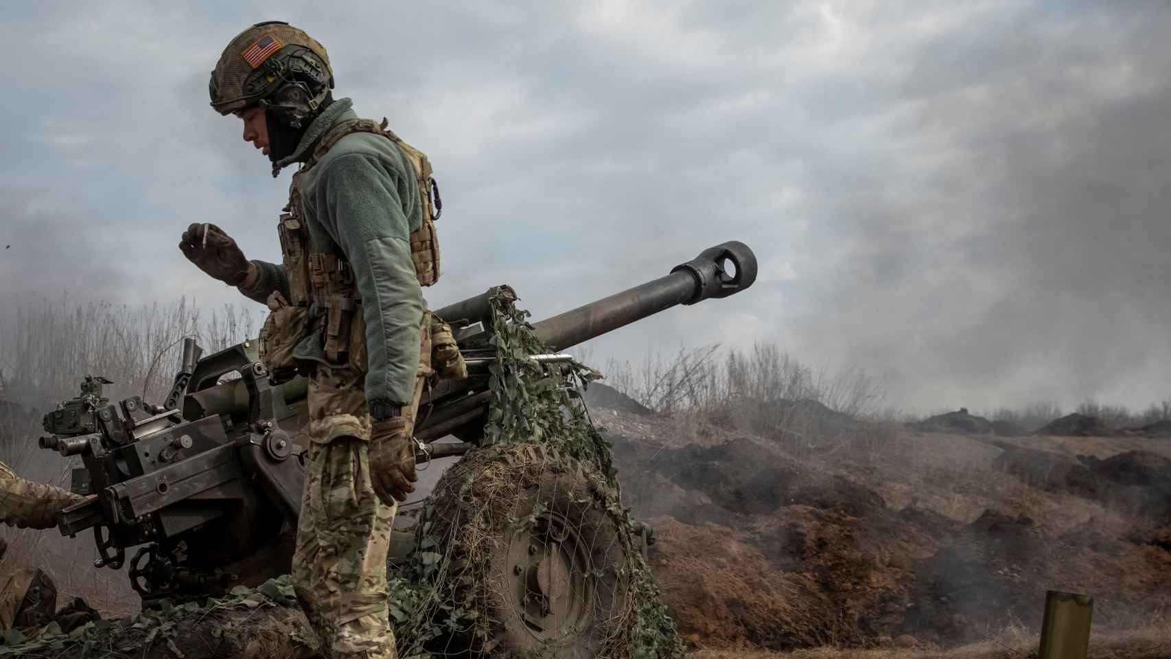 Los miembros del servicio ucraniano disparan un obús M119 en una línea del frente cerca de Bakhmut.