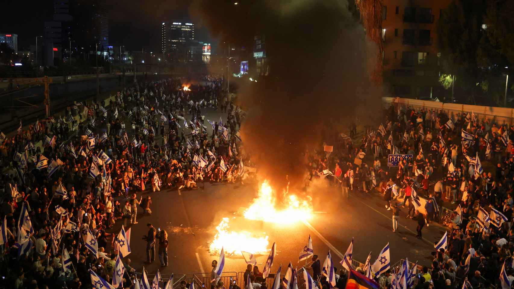 Protestas contra la reforma judicial de Israel y la destitución del ministro de Defensa, en Tel Aviv.