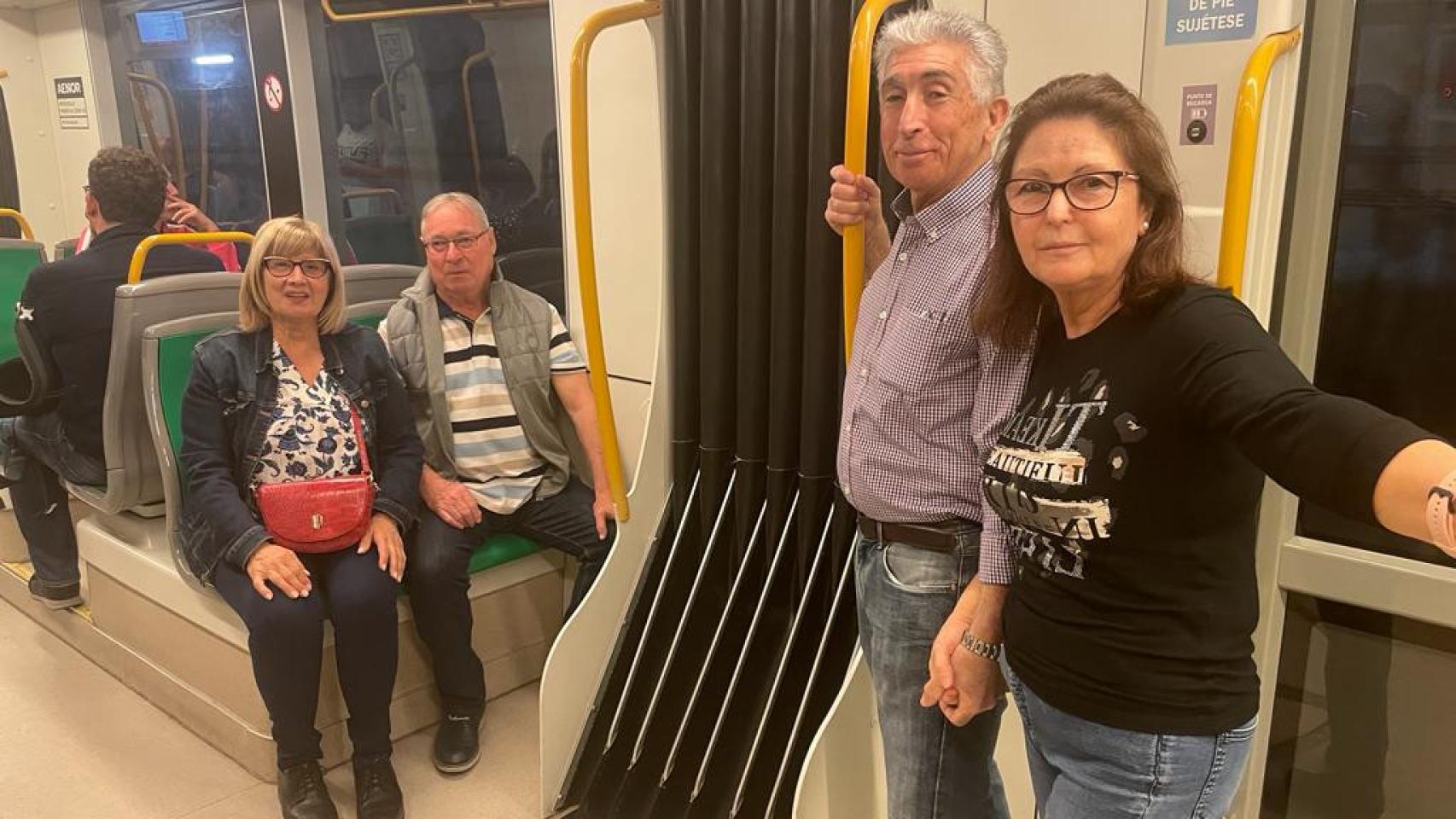 Emmanuel, Encarna, Rosa y José Antonio, en el primer tren del Metro en llegar a Atarazanas.