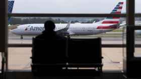 Un pasajero observa un avión de American Airlines, en imagen de archivo.