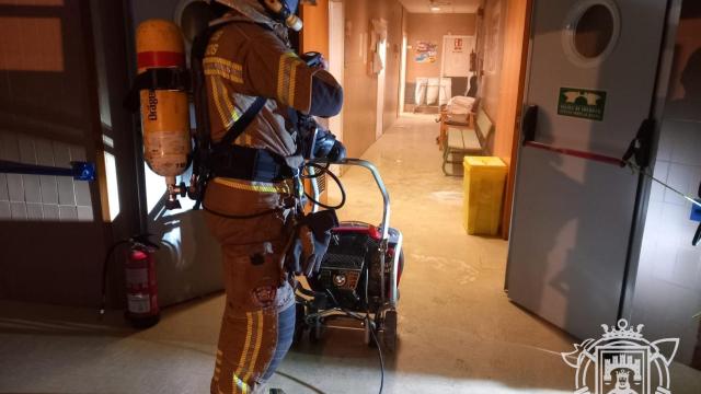 Los bomberos sofocan el fuego en la residencia Fuentes Blancas