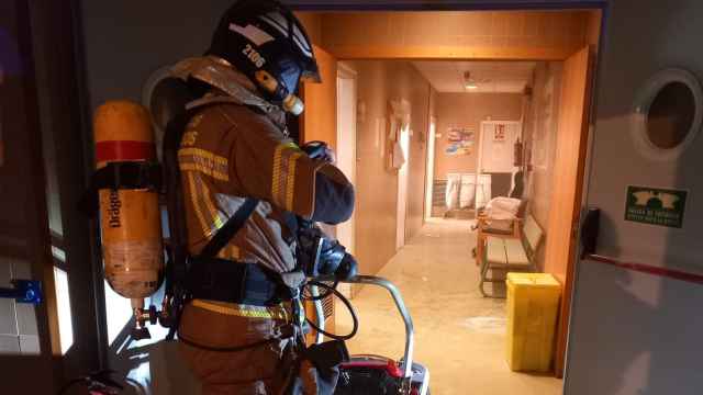 Los bomberos sofocan el fuego en la residencia Fuentes Blancas