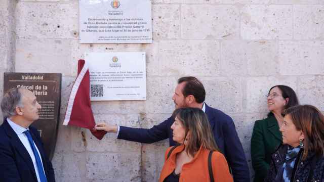 El alcalde de Valladolid, Óscar Puente, descubre la placa en recuerdo a las mujeres vallisoletanas represaliadas durante la Guerra Civil y el franquismo.