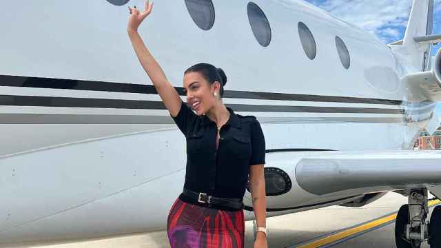 Georgina Rodríguez junto a su avión, en una imagen compartida en su perfil de Instagram.