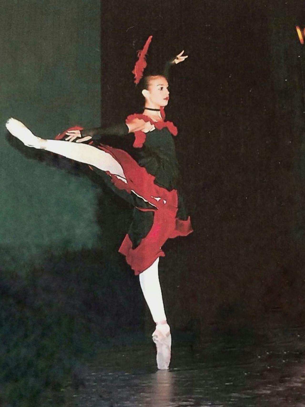 Georgina bailando ballet durante su infancia.