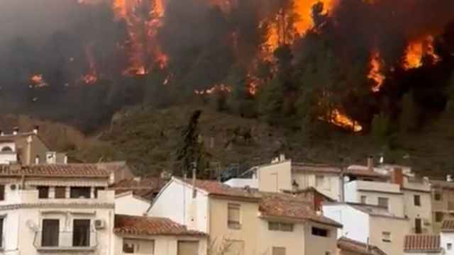 Las llamas han rodeado el municipio de Montán.