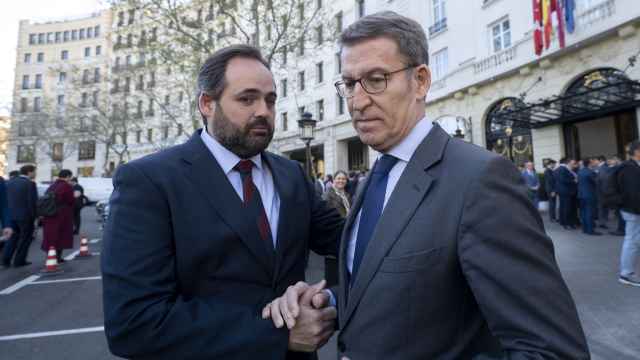 Feijóo y Paco Núñez, candidato del PP en Castilla-La Mancha, este lunes en Madrid.