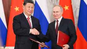 Los presidentes chino y ruso, Xi Jinping y Vladímir Putin, se estrechan la mano durante su reciente reunión en Moscú.