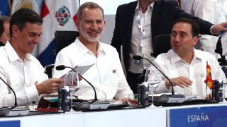 El presidente del Gobierno, Pedro Sánchez, el rey Felipe VI, y el ministro de Exteriores, José Manuel Albares, durante su intervención en la Cumbre Iberoamericana del pasado sábado.