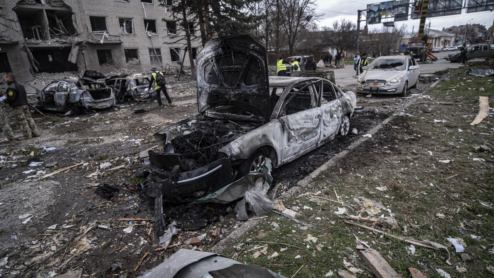 La calle donde se encontraba el Centro de Reclutamiento de Sloviansk, el lunes por la mañana, después del bombardeo ruso con misiles S-300 que redujo a escombros varios edificios.