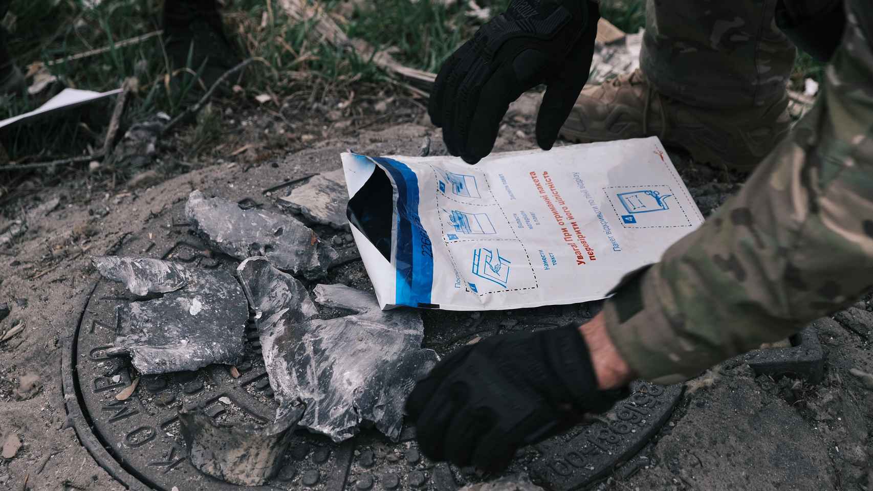 Un investigador clasifica los restos de los dos misiles S-300 que el Ejército ruso disparó contra el Centro de Reclutamiento de Sloviansk.