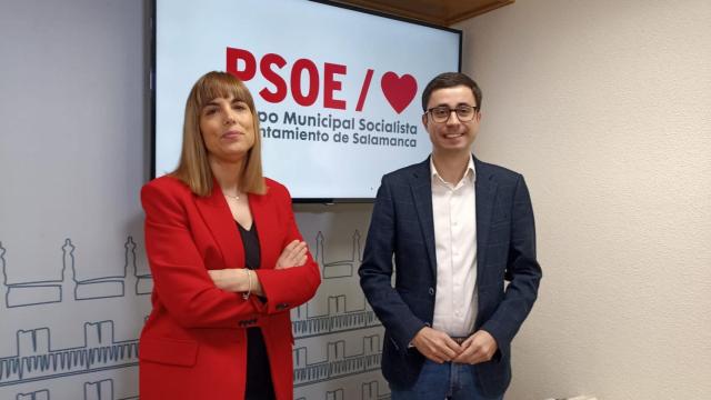El portavoz del Grupo Municipal Socialista en el Ayuntamiento de Salamanca, José Luis Mateos, y la concejala María Sánchez