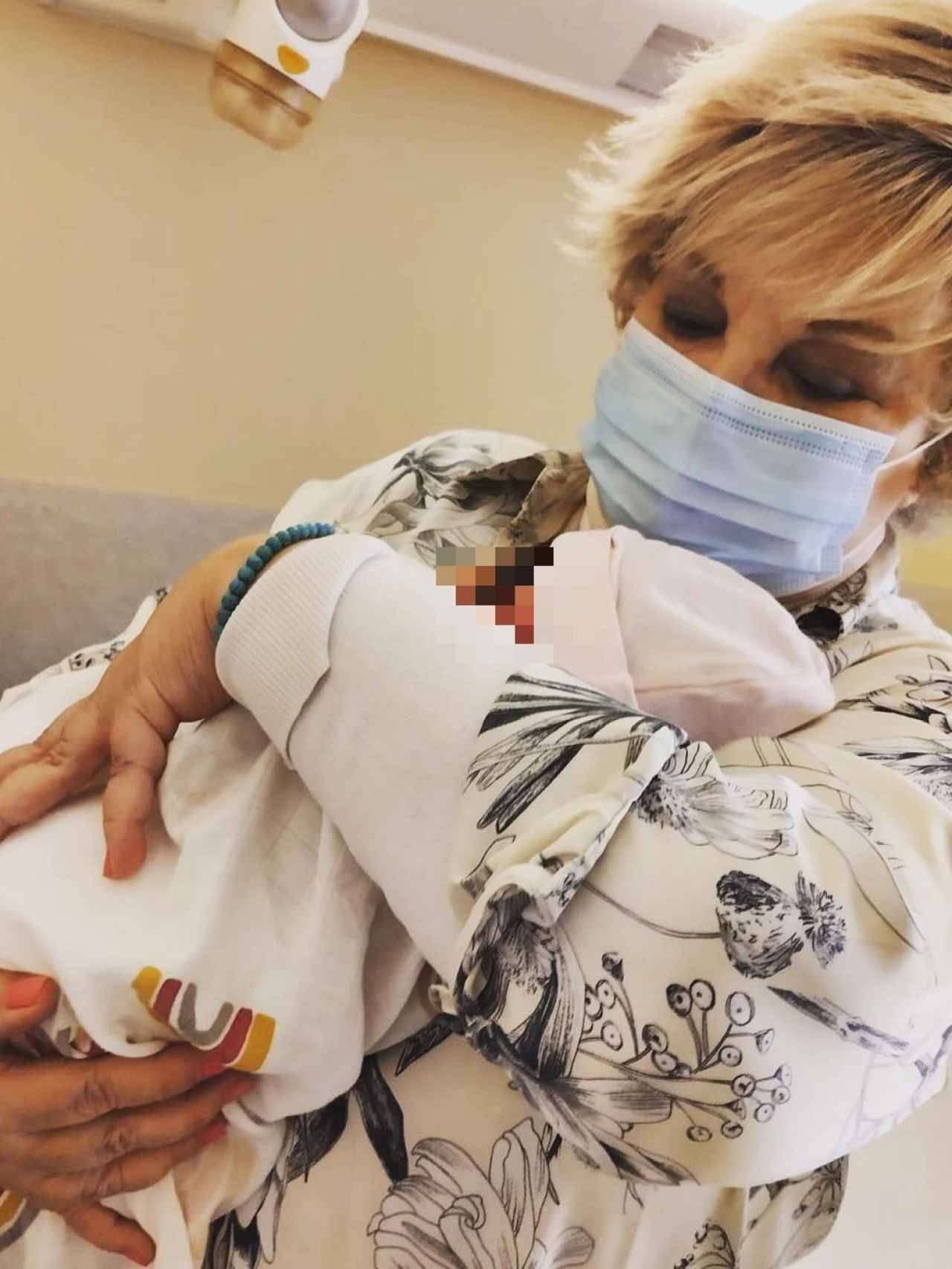 Karina posando con su nieta recién nacida, Elena.