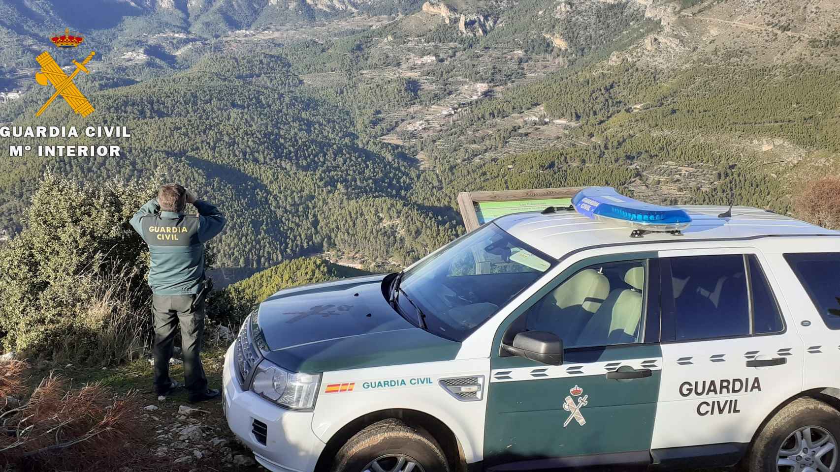 Un guardia civil observa con unos prismáticos la Sierra de Albacete.