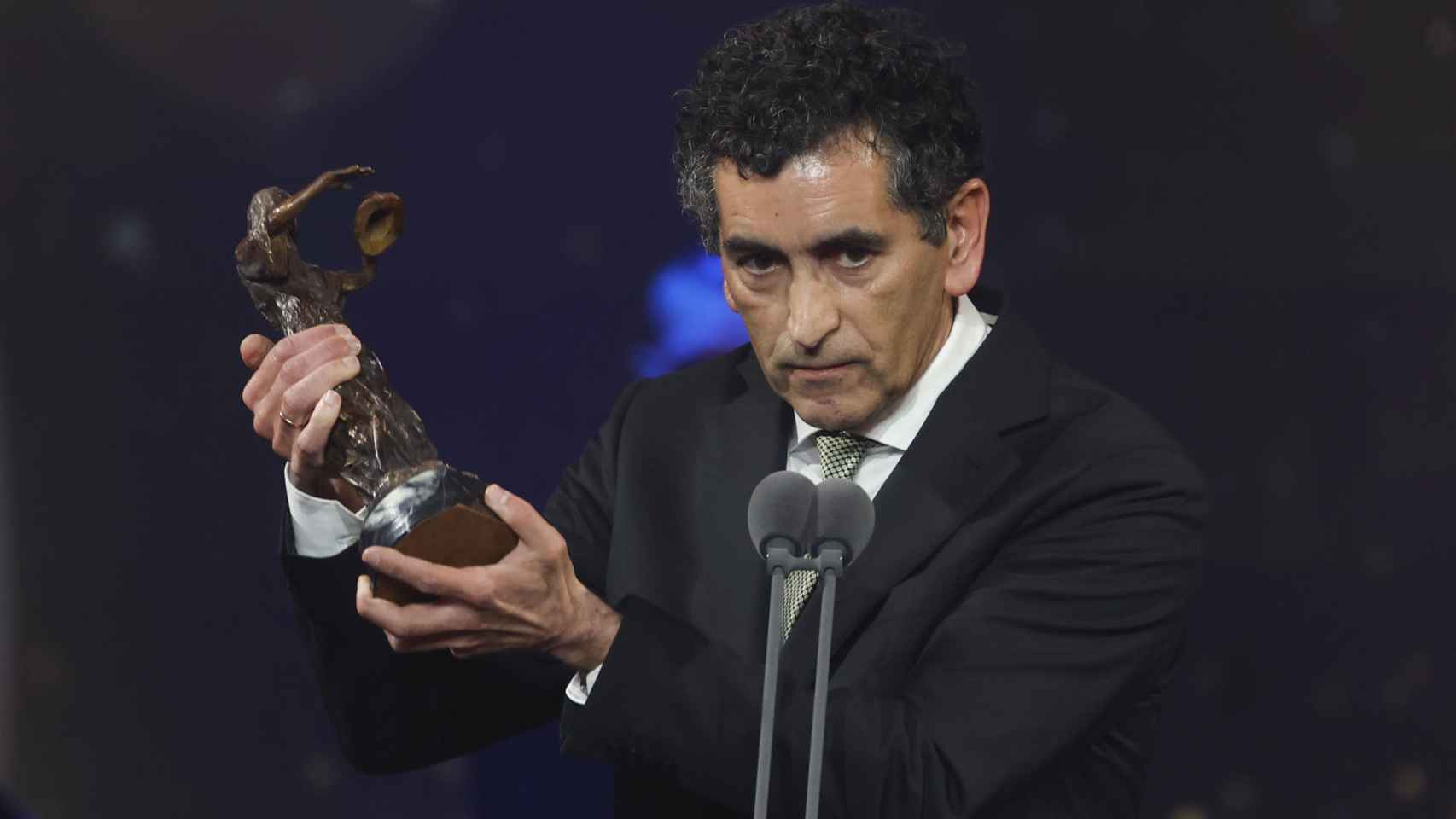 Juan Mayorga recibe el Premio a la Mejor Autoría de Teatro por El Golem, durante la gala de la I edición de los Premios Talía. EFE/JuanJo Martín