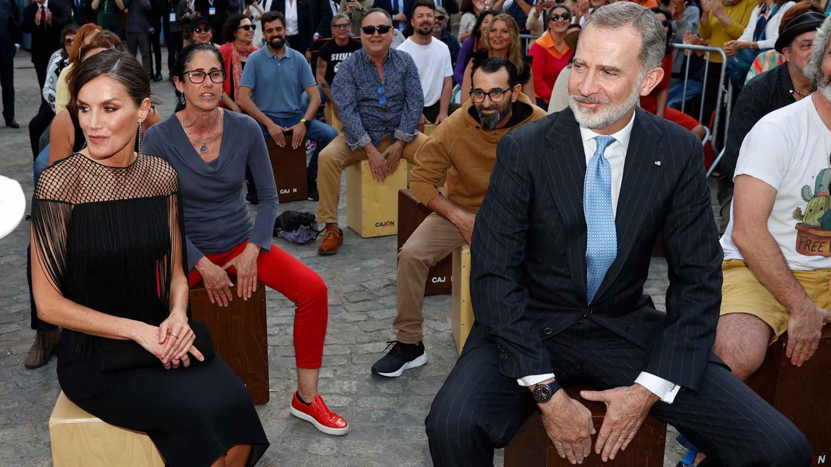 Los reyes de España, Felipe VI y Letizia, este pasado lunes, 27 de marzo, en la plaza Fragela, frente al Teatro Falla, animándose con la rumba catalana.