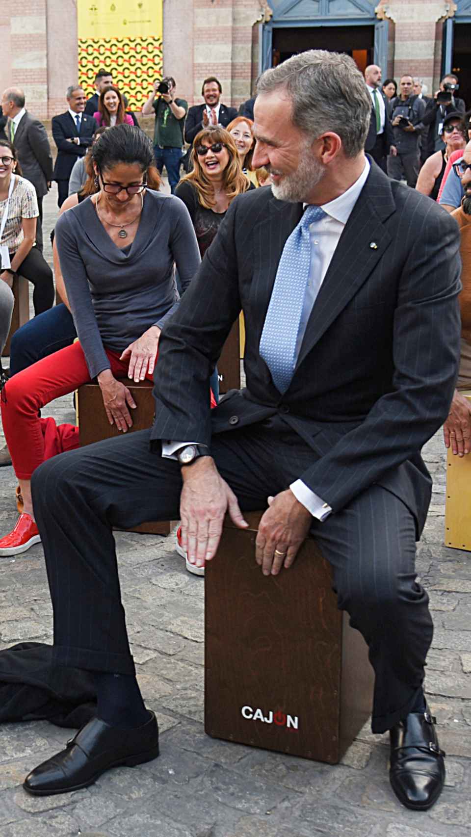 El rey Felipe VI tocando el cajón con gran pericia, este pasado lunes, en Cádiz.